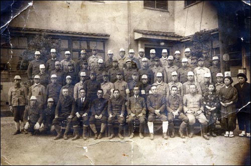 일제강점기 일본 비료공장에서 복낙규옹(세번째 줄 왼쪽에서 여섯번째) 노역 당시 찍은 사진으로 앞줄(일본인)을 제외하고 44명은 청양사람이라고 복옹이 증언했다.(사진제공 복낙규옹) 